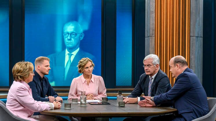 Pictured, from left: Beatrix von Storch, deputy chair of the AfD parliamentary group; Tim Klüssendorf, SPD secretary-general; Caren Miosga; Mathias Middelberg, member of the CDU Executive Committee; Robin Alexander, journalist for the Machtwechsel podcast, GER, Berlin, studio, guest on Caren Miosga’s political t Copyright: HMBxMedia UwexKoch