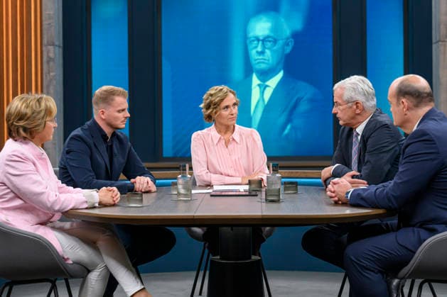 Pictured, from left: Beatrix von Storch, deputy chair of the AfD parliamentary group; Tim Klüssendorf, SPD secretary-general; Caren Miosga; Mathias Middelberg, member of the CDU Executive Committee; Robin Alexander, journalist for the podcast Machtwechsel, GER, Berlin, studio, guest on Caren Miosga’s show, polit Copyright: HMBxMedia UwexKoch