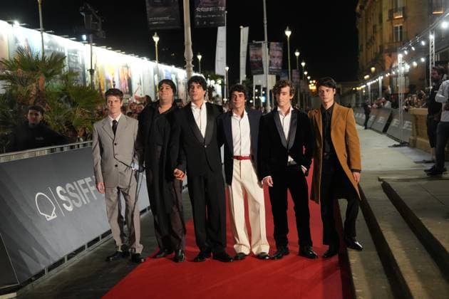Red carpet for *La bola negra* by Los Javis at the San Sebastián Film Festival. Actors Miguel Bernardeau and Carlos González; directors and screenwriters Javier Calvo and Javier Ambrossi; singer Guitarricadelafuente; and actor Milo Quifes on the red carpet for *La bola negra*, at the Victoria Eugenia Theater on September 20, 2026, in San Sebastián, Guipúzcoa, Basque Country, Spain. La bola negra adapts and expands upon an unfinished play by Federico García Lorca. It tells three stories of men from different eras, connected by sexuality, desire, pain, and heritage. The film premieres in Spanish theaters on September 25 and has been selected by the Spanish Film Academy to represent Spain at the upcoming Academy Awards. SEPTEMBER 20, 2026 S  Copyright: xUnanuex 7789011