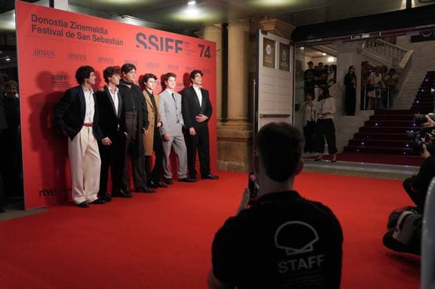 Red carpet for *La bola negra* by Los Javis at the San Sebastián Film Festival I D Director and screenwriter Javier Ambrossi, singer Guitarricadelafuente, actors Carlos González, Milo Quifes, and Miguel Bernardeau, and director and screenwriter Javier Calvo on the red carpet for *La bola negra*, at the Victoria Eugenia Theater on September 20, 2026, in San Sebastián, Guipúzcoa, Basque Country, Spain. La bola negra adapts and expands upon an unfinished play by Federico García Lorca. It tells three stories of men from different eras, connected by sexuality, desire, pain, and legacy. The film opens in Spanish theaters on September 25 and has been selected by the Spanish Film Academy to represent Spain at the upcoming Academy Awards. SEPTEMB  Copyright: xUnanuex 7789017