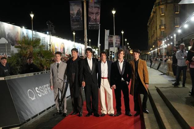 Red carpet for *La bola negra* by Los Javis at the San Sebastián Film Festival. Actors Miguel Bernardeau and Carlos González; directors and screenwriters Javier Calvo and Javier Ambrossi; singer Guitarricadelafuente; and actor Milo Quifes during the red carpet event for *La bola negra*, at the Victoria Eugenia Theater, on September 20, 2026, in San Sebastián, Guipúzcoa, Basque Country, Spain. La bola negra adapts and expands upon an unfinished play by Federico García Lorca. It tells three stories of men from different eras, connected by sexuality, desire, pain, and legacy. The film premieres in Spanish theaters on September 25 and has been selected by the Spanish Film Academy to represent Spain at the upcoming Academy Awards. SEPTEMBER 2  Copyright: xUnanuex 7789012