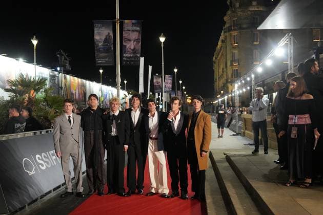 Red carpet for *La bola negra* by Los Javis at the San Sebastián Film Festival. Actors Miguel Bernardeau and Carlos González; directors and screenwriters Javier Calvo and Javier Ambrossi; singer Guitarricadelafuente; and actor Milo Quifes during the red carpet event for *La bola negra*, at the Victoria Eugenia Theater, on September 20, 2026, in San Sebastián, Guipúzcoa, Basque Country, Spain. La bola negra adapts and expands upon an unfinished play by Federico García Lorca. It tells three stories of men from different eras, connected by sexuality, desire, pain, and legacy. The film premieres in Spanish theaters on September 25 and has been selected by the Spanish Film Academy to represent Spain at the upcoming Academy Awards. SEPTEMBER 2  Copyright: xUnanuex 7789013