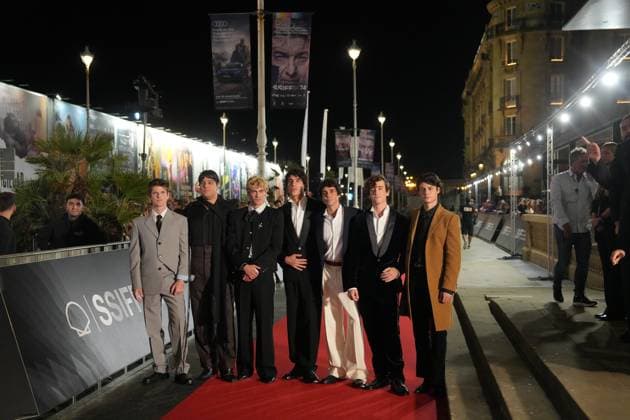Red carpet for *La bola negra* by Los Javis at the San Sebastián Film Festival. Actors Miguel Bernardeau and Carlos González; directors and screenwriters Javier Calvo and Javier Ambrossi; singer Guitarricadelafuente; and actor Milo Quifes during the red carpet event for *La bola negra*, at the Victoria Eugenia Theater, on September 20, 2026, in San Sebastián, Guipúzcoa, Basque Country, Spain. La bola negra adapts and expands upon an unfinished play by Federico García Lorca. It tells three stories of men from different eras, connected by sexuality, desire, pain, and legacy. The film premieres in Spanish theaters on September 25 and has been selected by the Spanish Film Academy to represent Spain at the upcoming Academy Awards. SEPTEMBER 2  Copyright: xUnanuex 7789014