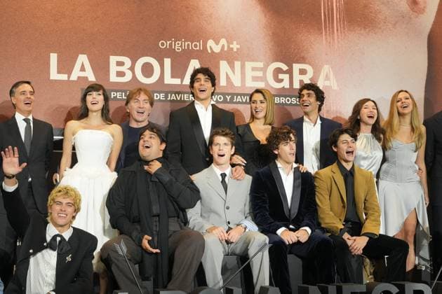 Red carpet for *La bola negra* by Los Javis at the San Sebastián Film Festival Red carpet for *La bola negra* at the Victoria Eugenia Theater on September 20, 2026, in San Sebastián, Guipúzcoa, Basque Country, Spain. La bola negra adapts and expands upon an unfinished play by Federico García Lorca. It tells three stories of men from different eras, connected by sexuality, desire, pain, and legacy. The film premieres in Spanish theaters on September 25 and has been selected by the Spanish Film Academy to represent Spain at the upcoming Academy Awards. SEPTEMBER 20, 2026 San Sebastián, Guipúzcoa, Basque Country, Spain San Sebastián, Guipúzcoa, Country V, Spain  Copyright: xUnanuex 7789021