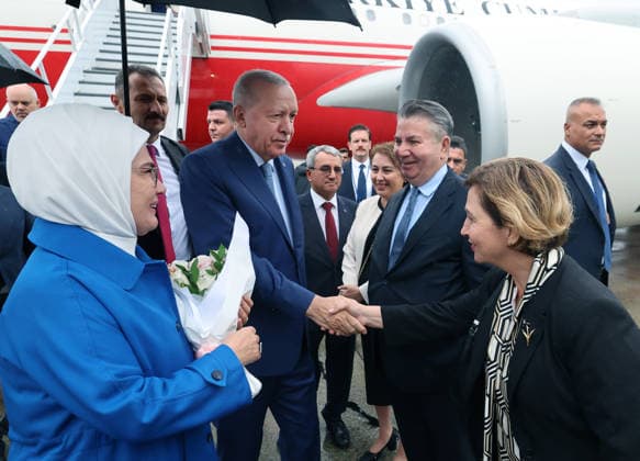 Turkish President Erdogan arrives in US to attend 81st UN General Assembly NEW YORK, UNITED STATES - SEPTEMBER 20: (----EDITORIAL USE ONLY - MANDATORY CREDIT - TURKISH PRESIDENCY MURAT CETINMUHURDAR HANDOUT - NO MARKETING NO ADVERTISING CAMPAIGNS - DISTRIBUTED AS A SERVICE TO CLIENTS----) Turkish President Recep Tayyip Erdogan and First Lady Emine Erdogan arrive at John F. Kennedy International Airport to attend the 81st session of the United Nations (UN) General Assembly and hold a series of meetings in New York, United States on September 20, 2026. Erdogan and his wife are welcomed by Turkiye s Permanent Representative to the UN Ambassador Ahmet Yildiz, Turkiye s Ambassador to Washington Sedat Onal, Consul General in New York Ambass  Copyright: x2026xAnadoluxTurkishxPresidencyx xMuratxCetinmuhurdarx xHandoutx