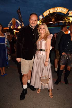 Felix Moese and Jennifer Knaeble during the 2026 Oktoberfest in front of the Almauftrieb at Theresienwiese on September 20, 2026, in Munich, Germany; Oktoberfest: the Almauftrieb at Theresienwiese in Munich, Germany