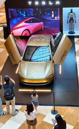 Tesla Cybercab China Tour Debut The audience visited the Tesla s driverless electric vehicle Cybercab in Shanghai, China on September 20, 2026. Shanghai Shanghai China  Copyright: xCFOTOx i1789969286399
