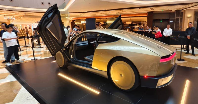 Tesla Cybercab China Tour Debut The audience visited the Tesla s driverless electric vehicle Cybercab in Shanghai, China on September 20, 2026. Shanghai Shanghai China  Copyright: xCFOTOx i1789969287706