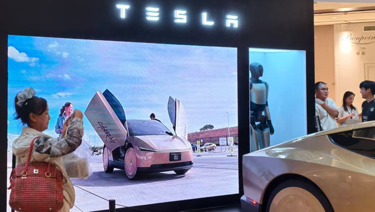 Tesla Cybercab China Tour Debut The audience visited the Tesla s driverless electric vehicle Cybercab in Shanghai, China on September 20, 2026. Shanghai Shanghai China  Copyright: xCFOTOx i1789969288103