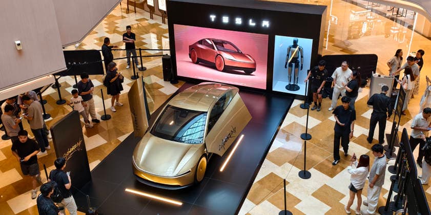 Tesla Cybercab China Tour Debut The audience visited the Tesla s driverless electric vehicle Cybercab in Shanghai, China on September 20, 2026. Shanghai Shanghai China  Copyright: xCFOTOx i1789969288494
