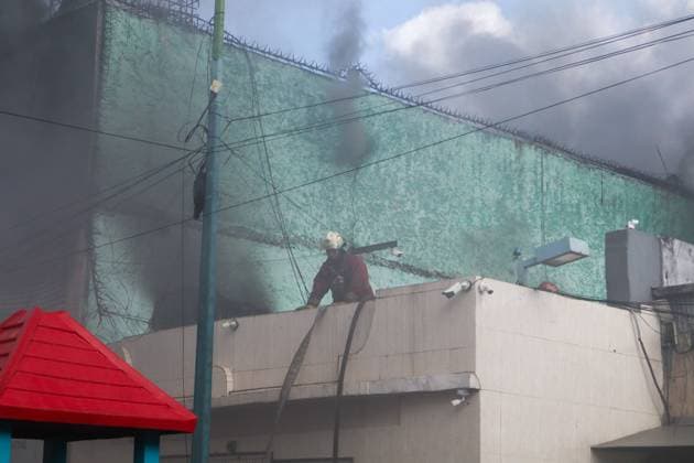 September 20, 2026, Caracas, Venezuela (Bolivarian Republic of: CARACAS, VENEZUELA, SEPTEMBER 20, 2026: Firefighters work at the scene of a fire that damaged a three-story commercial building housing the Meiliwang textile and footwear store on Avenida Principal de El Cementerio in CaracasÃ¢â‚¬â ¢ Libertador municipality. Caracas firefighters, Civil Protection teams, UCV firefighters and municipal emergency personnel responded to extinguish the blaze and carry out cooling operations. No injuries were reported, while authorities are investigating the cause of the fire. Caracas Venezuela (Bolivarian Republic of - ZUMAq101 20260920_zna_q101_180 Copyright: xMarioxFloresx