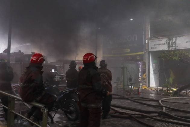 September 20, 2026, Caracas, Venezuela (Bolivarian Republic of: CARACAS, VENEZUELA, SEPTEMBER 20, 2026: Firefighters work at the scene of a fire that damaged a three-story commercial building housing the Meiliwang textile and footwear store on Avenida Principal de El Cementerio in CaracasÃ¢â‚¬â ¢ Libertador municipality. Caracas firefighters, Civil Protection teams, UCV firefighters and municipal emergency personnel responded to extinguish the blaze and carry out cooling operations. No injuries were reported, while authorities are investigating the cause of the fire. Caracas Venezuela (Bolivarian Republic of - ZUMAq101 20260920_zna_q101_181 Copyright: xMarioxFloresx