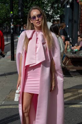 Attendees arrive at the Erderm Catwalk Show London, UK - 20 Sept 2026 An attendee arrives wearing a pink dress at the Erdem catwalk show, held at the Roundhouse in Camden, London, as part of London Fashion Week 2026. Models and members of the fashion industry gather at the Roundhouse in Camden, London, for the Erdem catwalk show during London Fashion Week 2026. The event forms part of the official London Fashion Week schedule, bringing together models, designers, fashion professionals, media and guests for the presentation of Erdem s latest collection. London United Kingdom Copyright: xJamesxWilloughbyx xSOPAxImagesx JWILLOUGHBY_3476