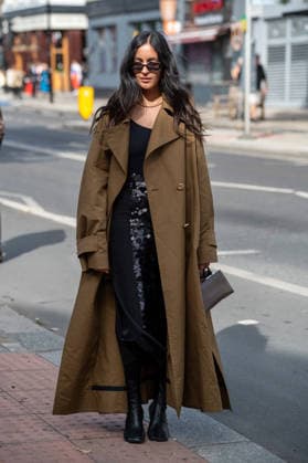 September 20, 2026, London, Camden, United Kingdom: An attendee arrives wearing a black dress and brown coat at the Erdem catwalk show, held at the Roundhouse in Camden, London, as part of London Fashion Week 2026. Models and members of the fashion industry gather at the Roundhouse in Camden, London, for the Erdem catwalk show during London Fashion Week 2026. The event forms part of the official London Fashion Week schedule, bringing together models, designers, fashion professionals, media and guests for the presentation of Erdem s latest collection. London United Kingdom - ZUMAs197 20260920_aaa_s197_354 Copyright: xJamesxWilloughbyx
