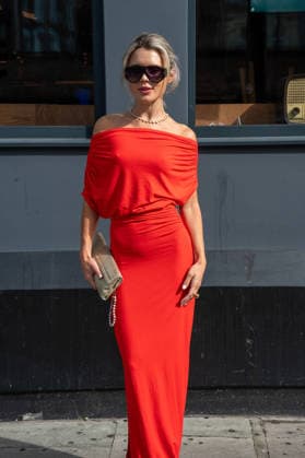 September 20, 2026, London, Camden, United Kingdom: An attendee arrives wearing a red dress at the Erdem catwalk show, held at the Roundhouse in Camden, London, as part of London Fashion Week 2026. Models and members of the fashion industry gather at the Roundhouse in Camden, London, for the Erdem catwalk show during London Fashion Week 2026. The event forms part of the official London Fashion Week schedule, bringing together models, designers, fashion professionals, media and guests for the presentation of Erdem s latest collection. London United Kingdom - ZUMAs197 20260920_aaa_s197_356 Copyright: xJamesxWilloughbyx