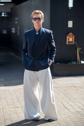 September 20, 2026, London, Camden, United Kingdom: An attendee arrives wearing a Tartan suit white trousers and dark glasses at the Erdem catwalk show, held at the Roundhouse in Camden, London, as part of London Fashion Week 2026. Models and members of the fashion industry gather at the Roundhouse in Camden, London, for the Erdem catwalk show during London Fashion Week 2026. The event forms part of the official London Fashion Week schedule, bringing together models, designers, fashion professionals, media and guests for the presentation of Erdem s latest collection. London United Kingdom - ZUMAs197 20260920_aaa_s197_355 Copyright: xJamesxWilloughbyx