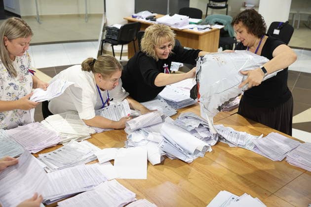 RUSSIA, SARANSK - SEPTEMBER 20, 2026: Electoral officials count votes as Polling Station No.475 at the Mordovian Republican United Local History Museum closes in the 2026 Russian legislative elections. During the 2026 Single Voting Day, which lasted from 18 to 20 September, Russian citizens went to the polls to elect members of the Russian State Duma of the 9th convocation, as well as to vote in regional parliamentary and local government elections. Yegor Aleyev TASS  98044087