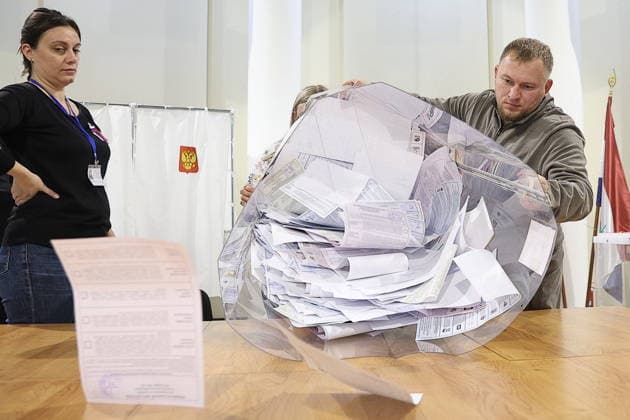 RUSSIA, SARANSK - SEPTEMBER 20, 2026: Electoral officials count votes as Polling Station No.475 at the Mordovian Republican United Local History Museum closes in the 2026 Russian legislative elections. During the 2026 Single Voting Day, which lasted from 18 to 20 September, Russian citizens went to the polls to elect members of the Russian State Duma of the 9th convocation, as well as to vote in regional parliamentary and local government elections. Yegor Aleyev TASS  98045084