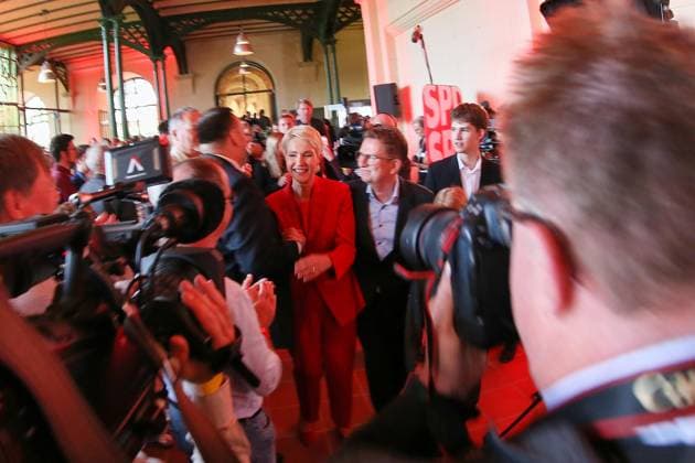 Schwerin, Mecklenburg-Western Pomerania, Germany, September 20, 2026 Orangery at Schwerin Castle SPD election party for the 2026 state election in Mecklenburg-Western Pomerania Manuela Schwesig on election night with her husband Stefan; in the background on the right is their son Julian Copyright: xdtsxNachrichtenagenturx dts_135626