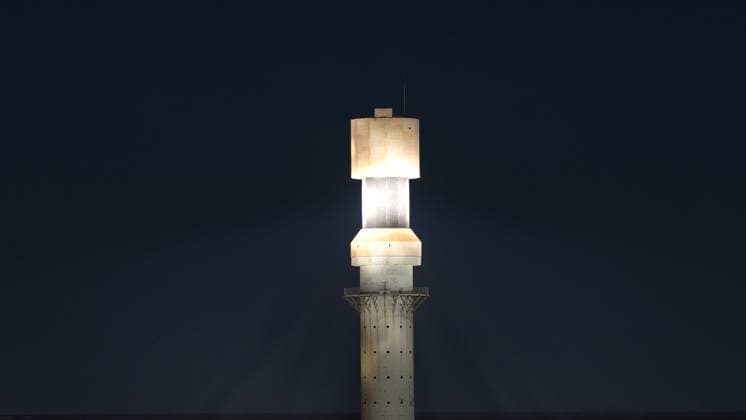 GOLMUD, CHINA - SEPTEMBER 19: A molten salt tower solar power station stands on the Gobi Desert on September 19, 2026 in Golmud, Qinghai Province of China. The facility utilizes concentrated solar power technology to generate electricity.  Copyright: xVCGx 111668318940
