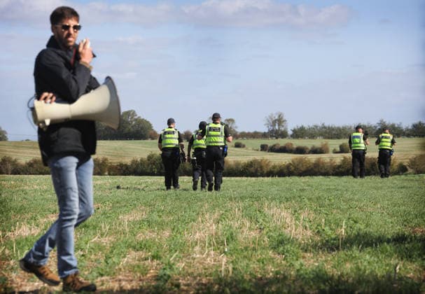 Animal Activists Protest Outside MBR Acres To Commemorate 50 Years of The Animal Liberation Front - 20 Sep 2026 Police officers move into position down the side of MBR Acres so they can watch and prevent activists trying to free any of the puppies during the demonstration. Animal activists protest outside MBR Acres at Camp Beagle to Commemorate 50 years of The Animal Liberation Front (ALF). They gathered outside puppy breeding facility, MBR Acres that breed dogs for the vivisection industry. The protest Camp Beagle has had a permanent presence outside MBR Acres for five years. They say are staying until MBR Acres shuts down and the puppies are re-homed. Huntingdon United Kingdom Copyright: xMartinxPopex xSOPAxImagesx MPOPE_A736824