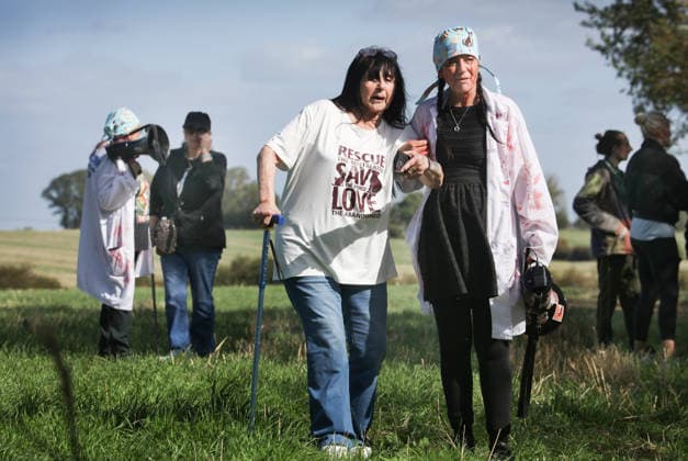 Animal Activists Protest Outside MBR Acres To Commemorate 50 Years of The Animal Liberation Front - 20 Sep 2026 An activist helps a colleague towards more level ground during the demonstration. Animal activists protest outside MBR Acres at Camp Beagle to Commemorate 50 years of The Animal Liberation Front (ALF). They gathered outside puppy breeding facility, MBR Acres that breed dogs for the vivisection industry. The protest Camp Beagle has had a permanent presence outside MBR Acres for five years. They say are staying until MBR Acres shuts down and the puppies are re-homed. Huntingdon United Kingdom Copyright: xMartinxPopex xSOPAxImagesx MPOPE_A736831