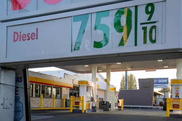 September 20, 2026, Shoreline, Washington, USA: A Shell gas station displays the diesel price at .59 per gallon in Shoreline, Washington, USA, on Sun., Sept. 20, 2026. Diesel prices have hit record highs in recent weeks due to the ongoing war in Iran and spreading conflict in the Middle East. Shoreline USA - ZUMAb344 20260920_znp_b344_015 Copyright: xM.xScottxBrauerx
