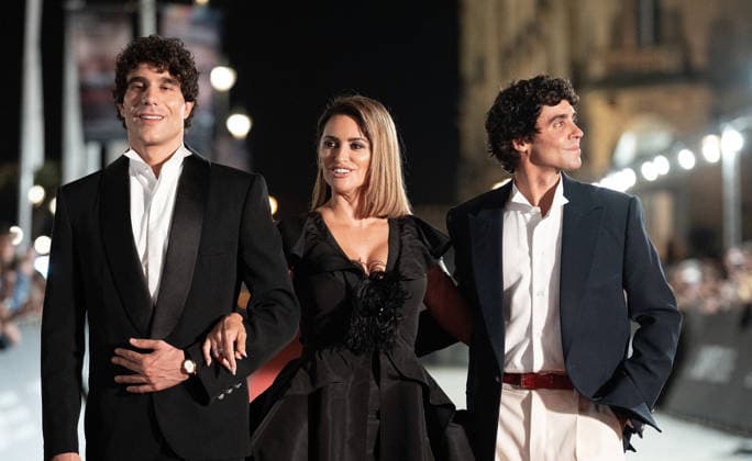 Javier Calvo, Penélope Cruz, and Javier Ambrossi at the premiere of the film *La Bola Negra* during the 74th San Sebastián International Film Festival (SSIFF) on September 20, 2026 ‘La Bola Negra’ screening during the 74th San Sebastián International Film Festival (SSIFF) at the Victoria Eugenia Theater in San Sebastián on September 20, 2026, San Sebastián, Spain  Copyright: xLALOxYASKYx xBESTIMAGExLALOxYASKYx xBESTIMAGEx
