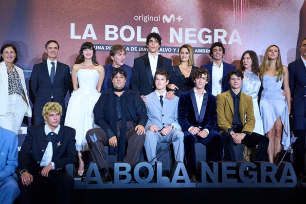 San Sebastian - La Bola Negra Screening Penelpe Cruz, Natalia de Molina, Lola Duenas, Miguel Bernardeau, Carlos González, Javier Calvo, Javier Ambrossi, Guitarricadelafuente (Álvaro Lafuente Calvo), Milo Quifes attended La Bola Negra Red Carpet during 74th San Sebastian International Film Festival at Victoria Eugenia Theatre on September 20, 2026 in Donostia San Sebastian, Spain Photo by ABACAPRESS.COM San Sebastian Euskadi Spain  Copyright: xABACAx