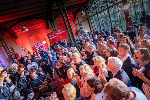 SPD members in attendance and supporters immediately upon the announcement of the first projection at 6:00 p.m. At first, there was no applause, but a few minutes later, there was a demonstrative round of applause. In the front row: Minister Till Backhaus, wearing a tie, and Reem Alabali Radovan. Election night for the 2026