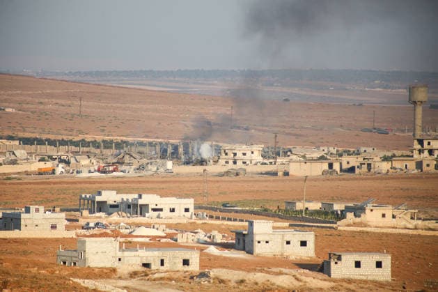 4 injured in powerful explosions at Syrian army military facility in Aleppo countryside ALEPPO, SYRIA - SEPTEMBER 21: Smoke rise from a Syrian army military site following severe explosions in the Al-Hadaba area, west of Al-Eis town in southwestern Aleppo province, Syria, on September 21, 2026. Initial reports confirm at least four people were injured in the blasts, which triggered a series of secondary detonations and sent heavy plumes of smoke across surrounding agricultural areas. Kasim Yusuf Anadolu Aleppo Syria. Editorial use only. Please get in touch for any other usage.  Copyright: x2026xAnadoluxKasimxYusufx