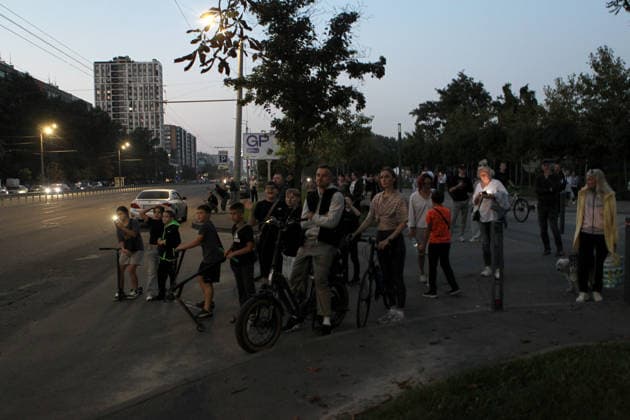 Onlookers watch a shopping mall damaged by a Russian attack burn in Dnipro, Ukraine, September 19, 2026. The strike caused a fire at the shopping centre. At least two people were injured. onlooker, people, crowd, twilight, evening, dusk(Photo by Mykola Miakshykov Ukrinform) Russians strike shopping mall in Dnipro  Copyright: xMykolaxMiakshykovx