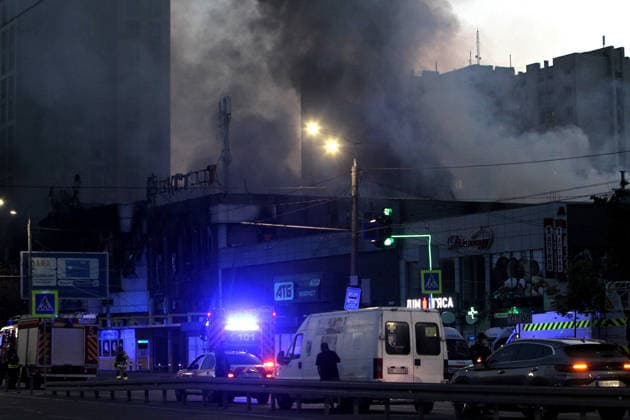 Black smoke rises above a shopping mall damaged by a Russian attack in Dnipro, Ukraine, September 19, 2026. The strike caused a fire at the shopping centre. At least two people were injured. (Photo by Mykola Miakshykov Ukrinform) Russians strike shopping mall in Dnipro  Copyright: xMykolaxMiakshykovx