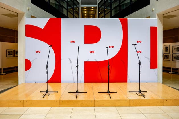 Microphones on an empty podium before a press conference following the elections in Mecklenburg-Western Pomerania and Berlin at the Willy Brandt House in Berlin on September 21, 2026. Reactions to the state elections in Mecklenburg-Western Pomerania and Berlin