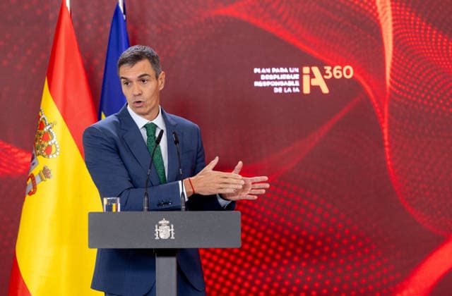 Sánchez Closes the Event Presenting the Plan for the Responsible Deployment of AI Prime Minister Pedro Sánchez speaks during the presentation of the event IA360: Plan for the Responsible Deployment of AI at La Moncloa on September 21, 2026, in Madrid, Spain. The plan aims to promote business innovation through experimental development and the application of artificial intelligence across the industrial sector and in strategic or particularly important sectors. SEPTEMBER 21, 2026 Madrid, Spain  Copyright: xEduardoxParrax 7789366