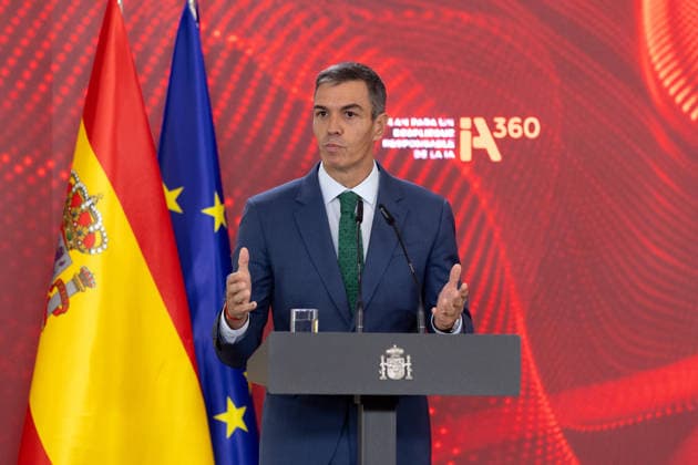 Sánchez Closes the Event Presenting the Plan for the Responsible Deployment of AI Prime Minister Pedro Sánchez speaks during the presentation of the event IA360: Plan for the Responsible Deployment of AI at La Moncloa on September 21, 2026, in Madrid, Spain. The plan aims to promote business innovation through experimental development and the application of artificial intelligence across the industrial sector and in strategic or particularly important sectors. SEPTEMBER 21, 2026 Madrid, Spain  Copyright: xEduardoxParrax 7789367