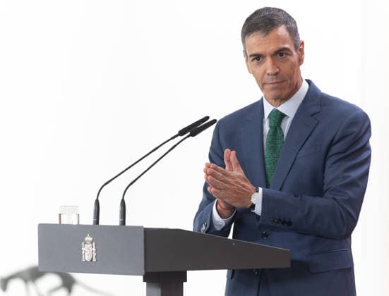 Sánchez Closes the Event Unveiling the Plan for the Responsible Deployment of AI Prime Minister Pedro Sánchez speaks during the presentation of the event IA360: Plan for the Responsible Deployment of AI at La Moncloa on September 21, 2026, in Madrid, Spain. The plan aims to promote business innovation through experimental development and the application of artificial intelligence across the industrial sector and in strategic or particularly important sectors. SEPTEMBER 21, 2026 Madrid, Spain  Copyright: xEduardoxParrax 7789363