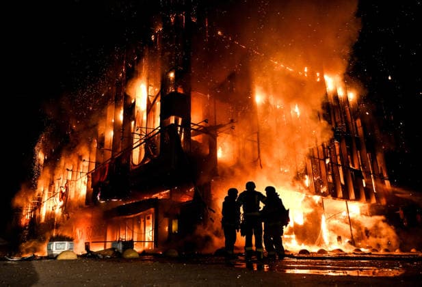 Rescuers extinguish a fire at the Intrade shopping centre, which broke out following a Russian drone attack during the night, Zaporizhzhia, Ukraine, September 21, 2026. On Monday night, Russian forces struck the southeastern city with strike UAVs and an FPV drone. The attack destroyed the shopping centre and damaged a university building as well as multi-storey residential blocks. Six people were injured. (Photo by Dmytro Smolienko Ukrinform) Russian army attacks shopping mall with drones in Zaporizhzhia  Copyright: xDmytroxSmolienkox