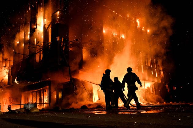 Rescuers extinguish a fire at the Intrade shopping centre, which broke out following a Russian drone attack during the night, Zaporizhzhia, Ukraine, September 21, 2026. On Monday night, Russian forces struck the southeastern city with strike UAVs and an FPV drone. The attack destroyed the shopping centre and damaged a university building as well as multi-storey residential blocks. Six people were injured. (Photo by Dmytro Smolienko Ukrinform) Russian army attacks shopping mall with drones in Zaporizhzhia  Copyright: xDmytroxSmolienkox