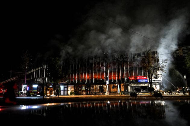 A fire caused by an overnight Russian drone attack rages in the Intrade shopping centre, Zaporizhzhia, Ukraine, September 21, 2026. On Monday night, Russian forces struck the southeastern city with strike UAVs and an FPV drone. The attack destroyed the shopping centre and damaged a university building as well as multi-storey residential blocks. Six people were injured. (Photo by Dmytro Smolienko Ukrinform) Russian army attacks shopping mall with drones in Zaporizhzhia  Copyright: xDmytroxSmolienkox