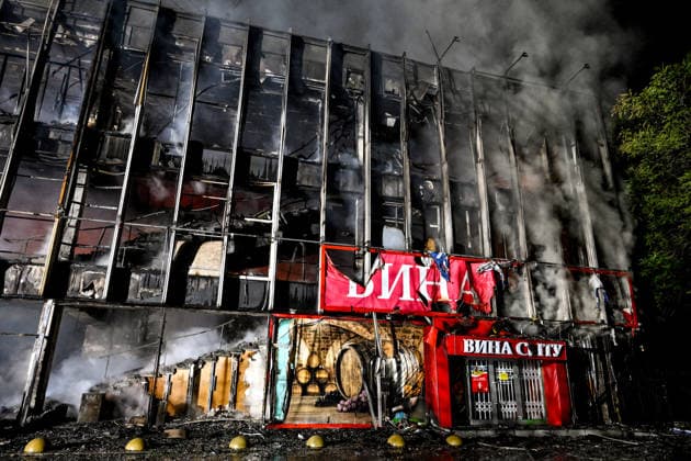 Smoke rises from the Intrade shopping centre that caught fire due to an overnight Russian drone attack, Zaporizhzhia, Ukraine, September 21, 2026. On Monday night, Russian forces struck the southeastern city with strike UAVs and an FPV drone. The attack destroyed the shopping centre and damaged a university building as well as multi-storey residential blocks. Six people were injured. (Photo by Dmytro Smolienko Ukrinform) Russian army attacks shopping mall with drones in Zaporizhzhia  Copyright: xDmytroxSmolienkox