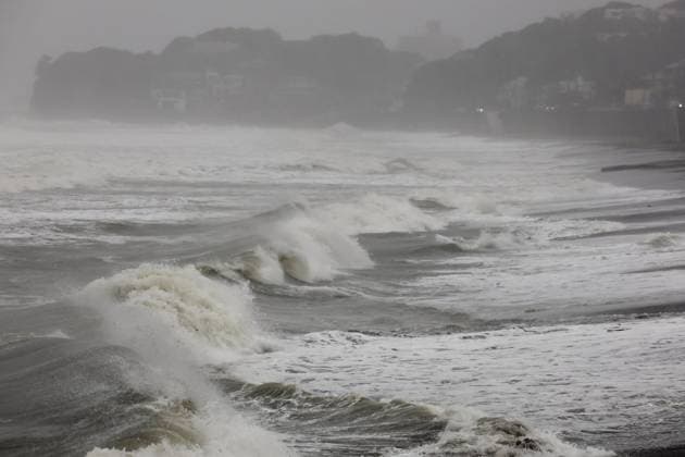 Typhoon in eastern Japan High waves pound the shore in Kamakura in Kanagawa Prefecture, eastern Japan, on Sept. 21, 2026, amid the approach of Typhoon Dujuan.  A14AA0005628168P