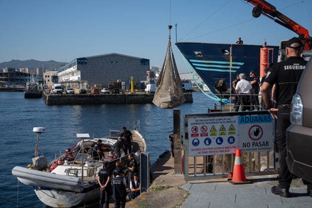 Sailboat Carrying 400 Metric Tons of Cocaine Seized in Galicia: The four-metric-ton shipment of cocaine has arrived, and the suspects were arrested following the interception of a sailboat carrying two metric tons of cocaine, 400 miles off the Galician coast, on September 21, 2026, in Vigo, Galicia, Spain. The sailboat’s crew has been arrested and arrived at the Transatlantic Pier in Vigo on September 21, 2026. Adriá, Spain  Copyright: xAdrianxIragox 7789457
