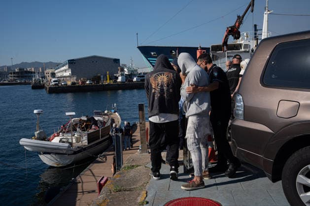 Sailboat Carrying 400 Metric Tons of Cocaine Seized in Galicia: The four-metric-ton shipment of cocaine has arrived, and the suspects were arrested following the interception of a sailboat carrying two metric tons of cocaine, 400 miles off the Galician coast, on September 21, 2026, in Vigo, Galicia, Spain. The sailboat’s crew has been arrested and arrived at the Transatlantic Pier in Vigo on September 21, 2026. Adriá, Spain  Copyright: xAdrianxIragox 7789458
