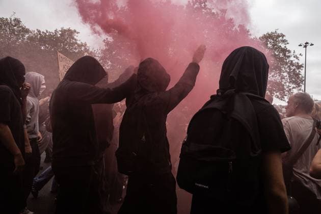 Thousands gather in Paris to protest against the Licence to Kill new bill PARIS, FRANCE-SEPTEMBER 20, 2026: Thousands of people gather today in Paris to protest against the new bill Licence to Kill Non au permis de tuer, which allegedly allows the French police to use more violence in the streets with the protesters,even with the use of arms, if necessary. The protest begins peacefully at the Republic Square with protesters carrying signs and flags. Later on, gets more violent as the gendarmerie starts using tear gas in the streets and cornering protesters. Paris France Copyright: x xNadiaxCaimix xJNAxPressx