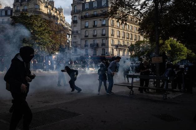 Thousands gather in Paris to protest against the Licence to Kill new bill PARIS, FRANCE-SEPTEMBER 20, 2026: Thousands of people gather today in Paris to protest against the new bill Licence to Kill Non au permis de tuer, which allegedly allows the French police to use more violence in the streets with the protesters,even with the use of arms, if necessary. The protest begins peacefully at the Republic Square with protesters carrying signs and flags. Later on, gets more violent as the gendarmerie starts using tear gas in the streets and cornering protesters. Paris France Copyright: x xNadiaxCaimix xJNAxPressx