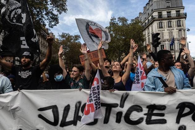 Thousands gather in Paris to protest against the Licence to Kill new bill PARIS, FRANCE-SEPTEMBER 20, 2026: Thousands of people gather today in Paris to protest against the new bill Licence to Kill Non au permis de tuer, which allegedly allows the French police to use more violence in the streets with the protesters,even with the use of arms, if necessary. The protest begins peacefully at the Republic Square with protesters carrying signs and flags. Later on, gets more violent as the gendarmerie starts using tear gas in the streets and cornering protesters. Paris France Copyright: x xNadiaxCaimix xJNAxPressx