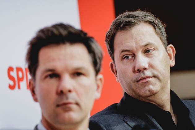 R L Lars Klingbeil, Federal Minister of Finance, and Steffen Krach, SPD’s top candidate for the Berlin House of Representatives election, photographed during a press conference in response to the state Copyright: xFlorianxGaertnerx