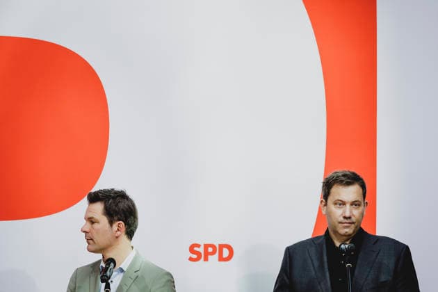 L R Steffen Krach, SPD’s top candidate for the Berlin House of Representatives election, and Lars Klingbeil, Federal Minister of Finance, photographed during a press conference in response to the state Copyright: xFlorianxGaertnerx