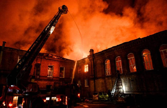 Historic building of Zaporizhzhia National University struck by Russian army A rescuer uses an aerial work platform to extinguish a fire at Academic Building No. 3 of Zaporizhzhia National University, caused by an overnight Russian drone attack in the Oleksandrivskyi district of Zaporizhzhia, Ukraine, September 21, 2026. The building, a cultural heritage site and architectural monument of local significance, was formerly the Oleksandrivsk Girls™ Gymnasium, built in 1902. A significant portion of the historic structure burned down in the attack. Buildings No. 4 and No. 5 also sustained damage, with windows shattered. The Russian strike additionally destroyed a shopping centre and damaged multi-storey residential blocks. Six people were inj  Copyright: xDmytroxSmolienkox xUkrinformx xAvalonx 1137024673